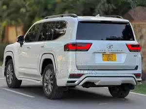 Toyota Land Cruiser LC300 2023 White