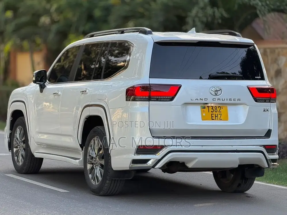 Toyota Land Cruiser LC300 2023 White