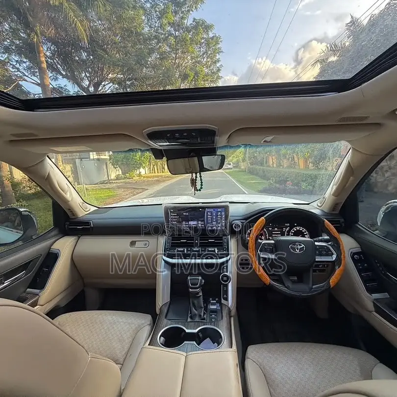 Toyota Land Cruiser LC300 2023 White