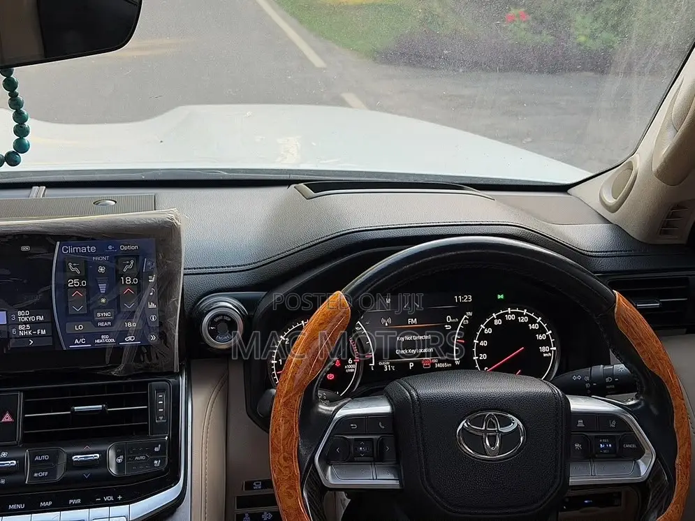 Toyota Land Cruiser LC300 2023 White