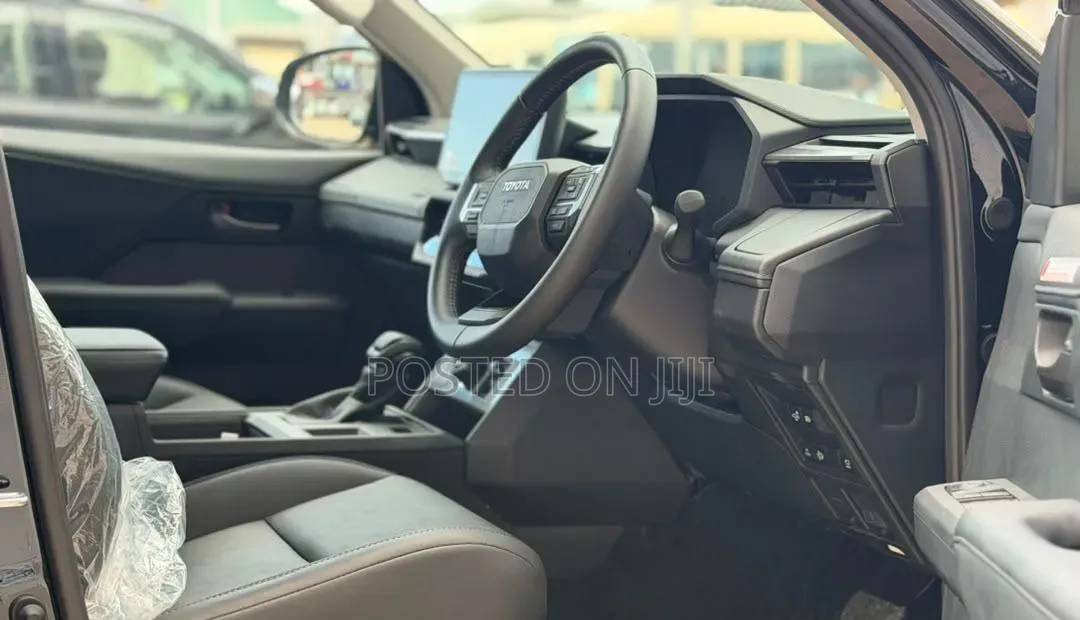 New Toyota Hilux 2025 Black