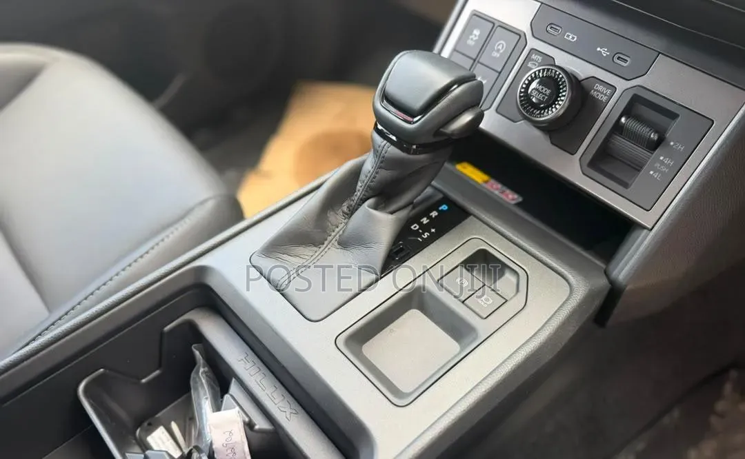 New Toyota Hilux 2025 Black