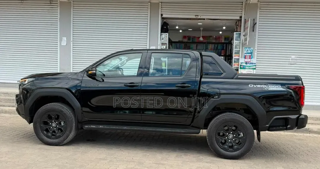 New Toyota Hilux 2025 Black