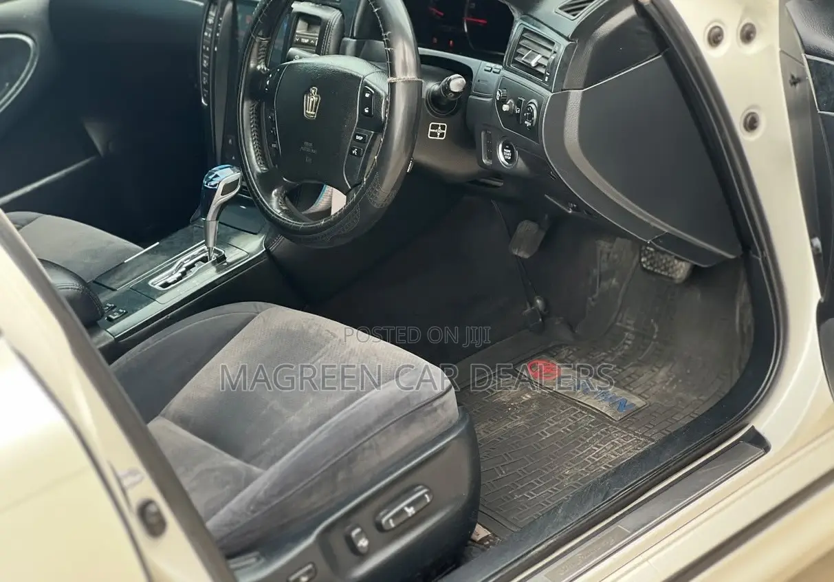 Toyota Crown 2006 White
