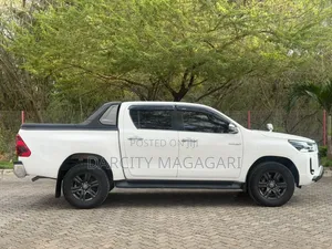 Toyota Hilux 2022 White