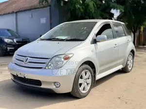 Toyota IST 2004 Silver