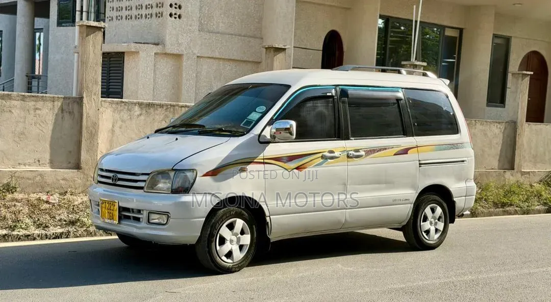 Toyota Noah 2001 White