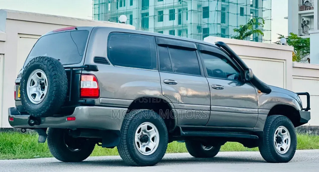 Toyota Land Cruiser 2006 Gray