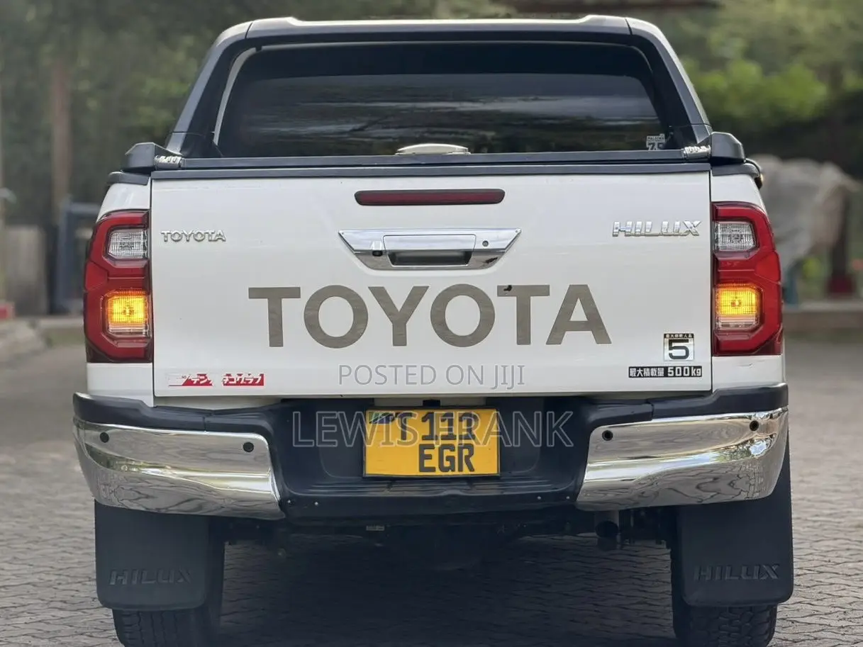 Toyota Hilux 2022 White