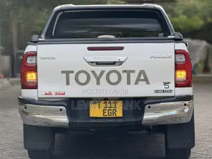 Toyota Hilux 2022 White