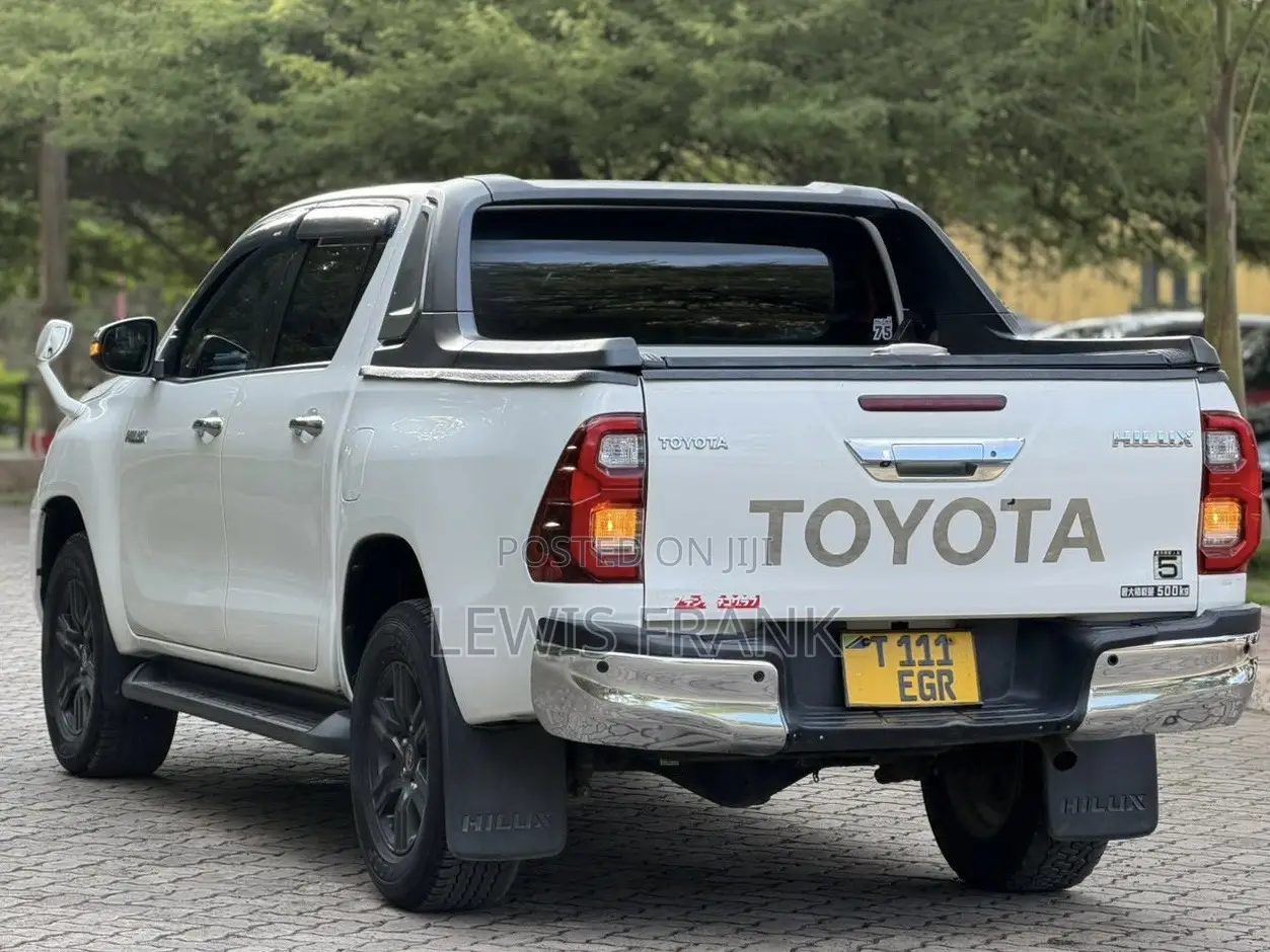 Toyota Hilux 2022 White