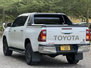 Toyota Hilux 2022 White
