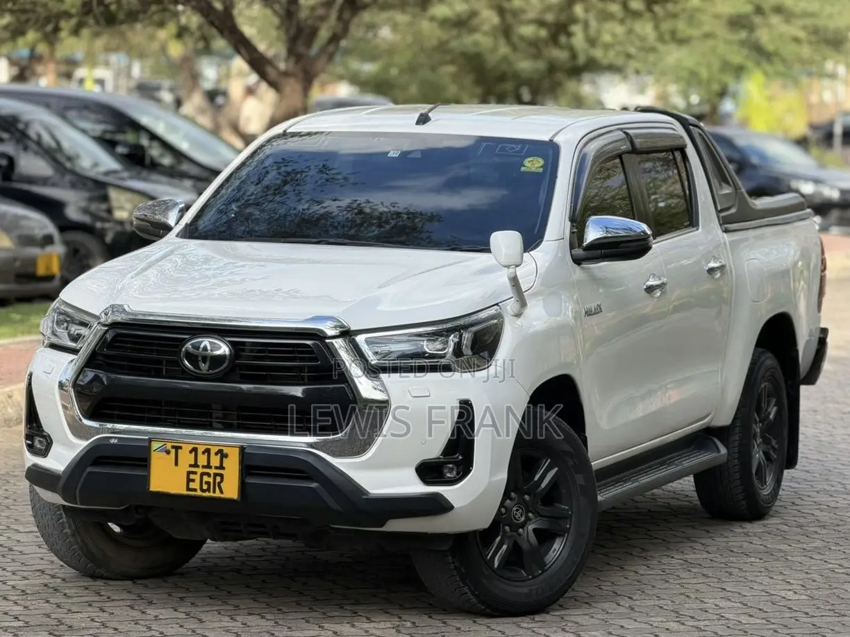 Toyota Hilux 2022 White