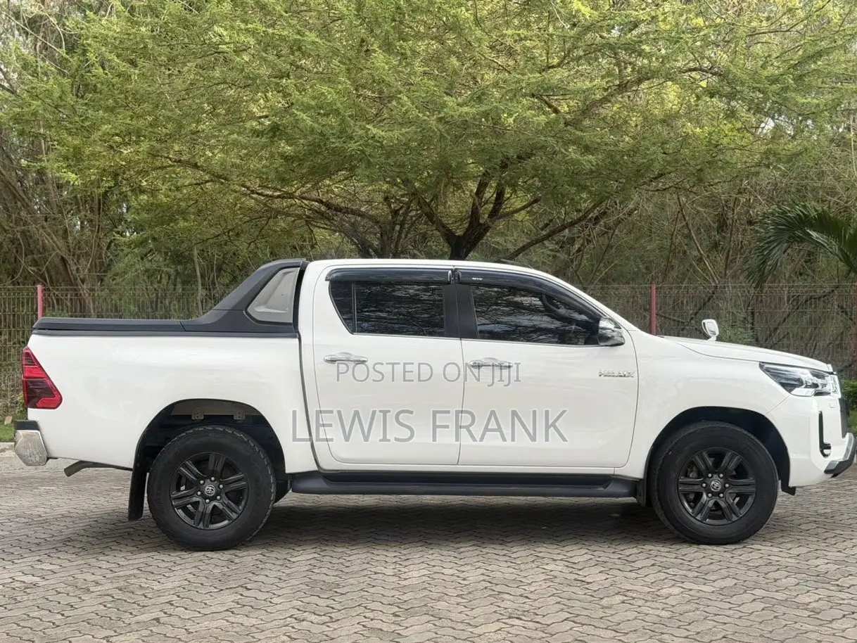 Toyota Hilux 2022 White