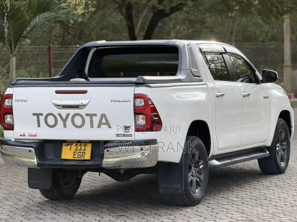 Toyota Hilux 2022 White