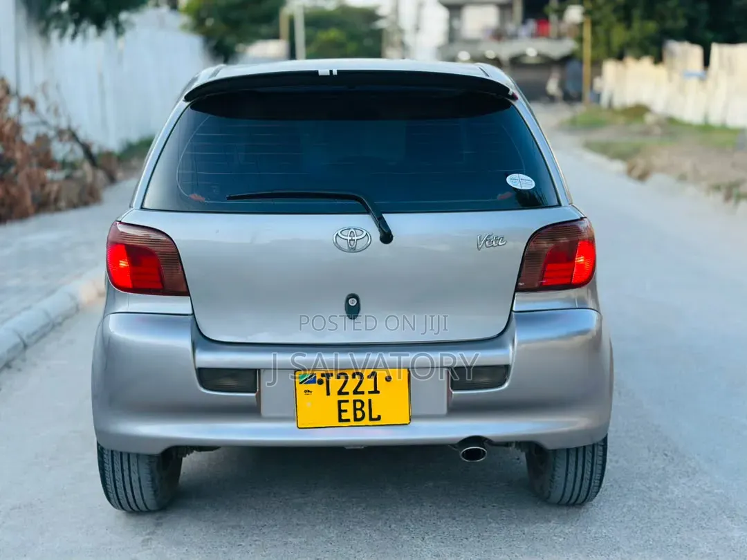 Toyota Vitz 2002 Gray