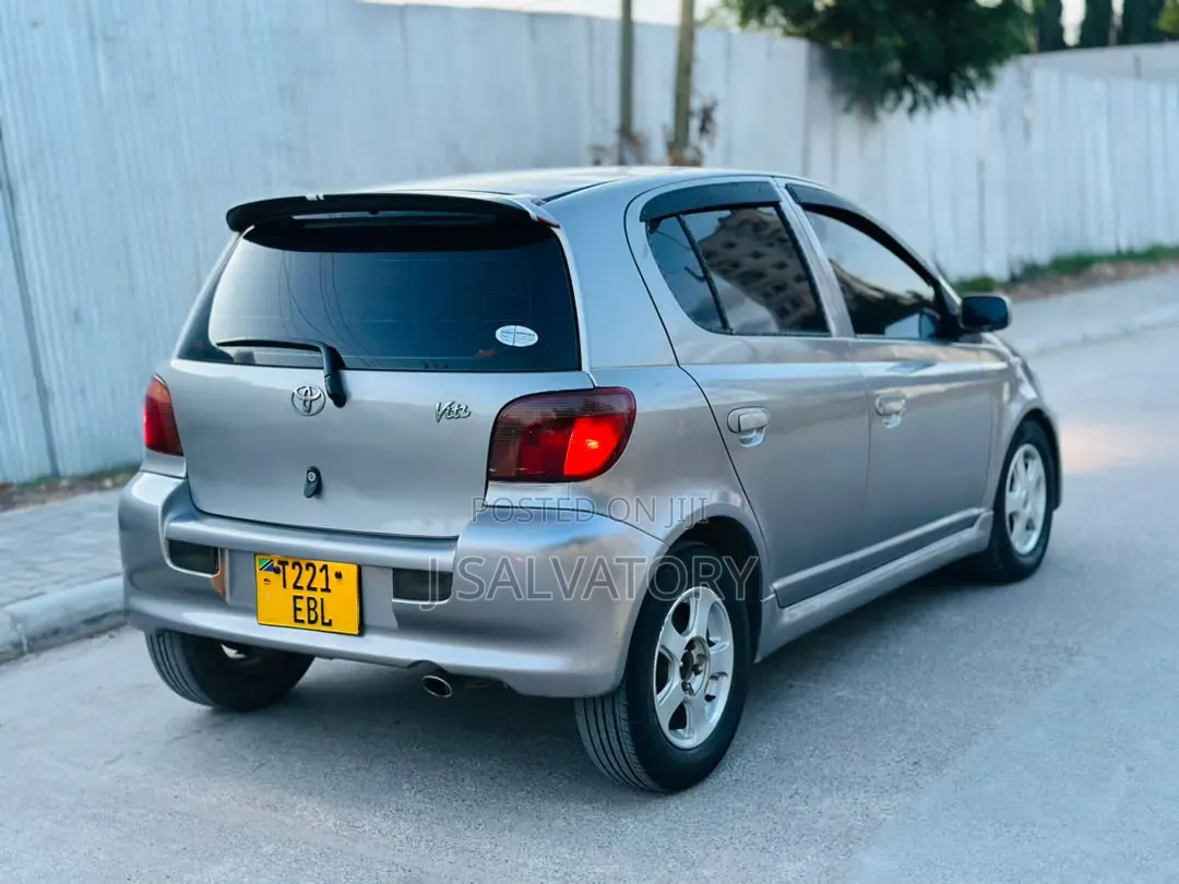 Toyota Vitz 2002 Gray