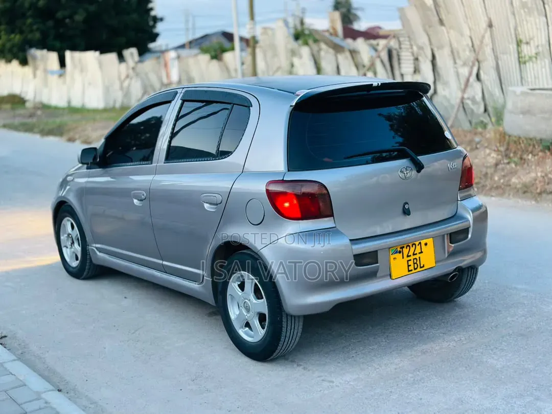 Toyota Vitz 2002 Gray