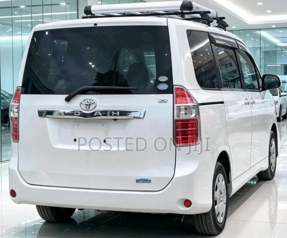 Toyota Noah 2010 White
