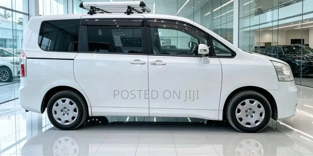 Toyota Noah 2010 White