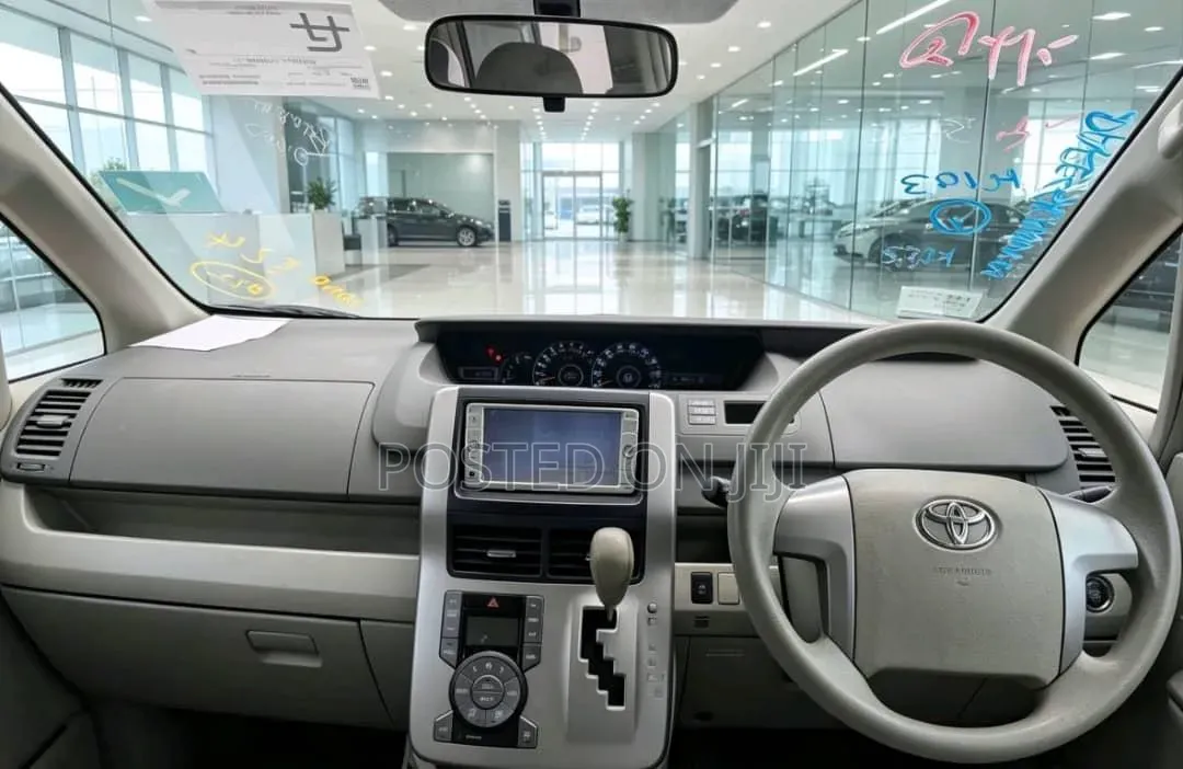 Toyota Noah 2010 White