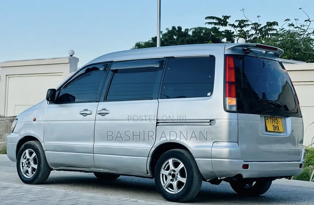 Toyota Noah 2001 Silver