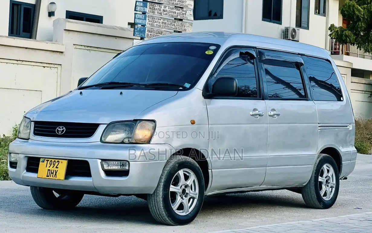Toyota Noah 2001 Silver