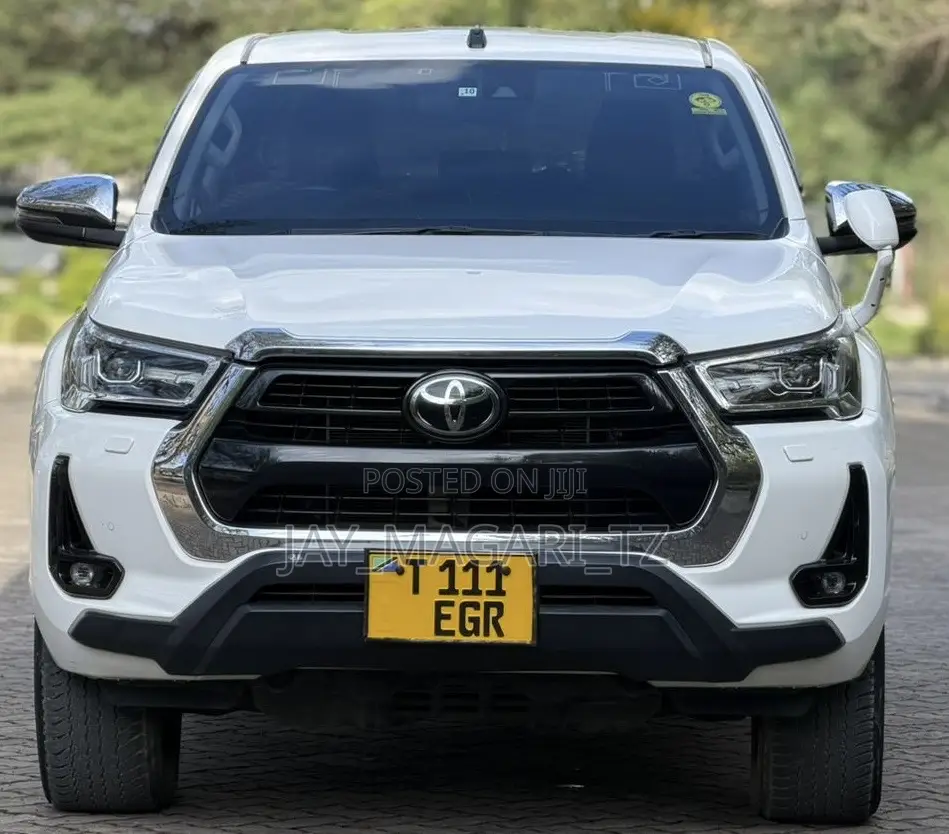 Toyota Hilux 2022 White