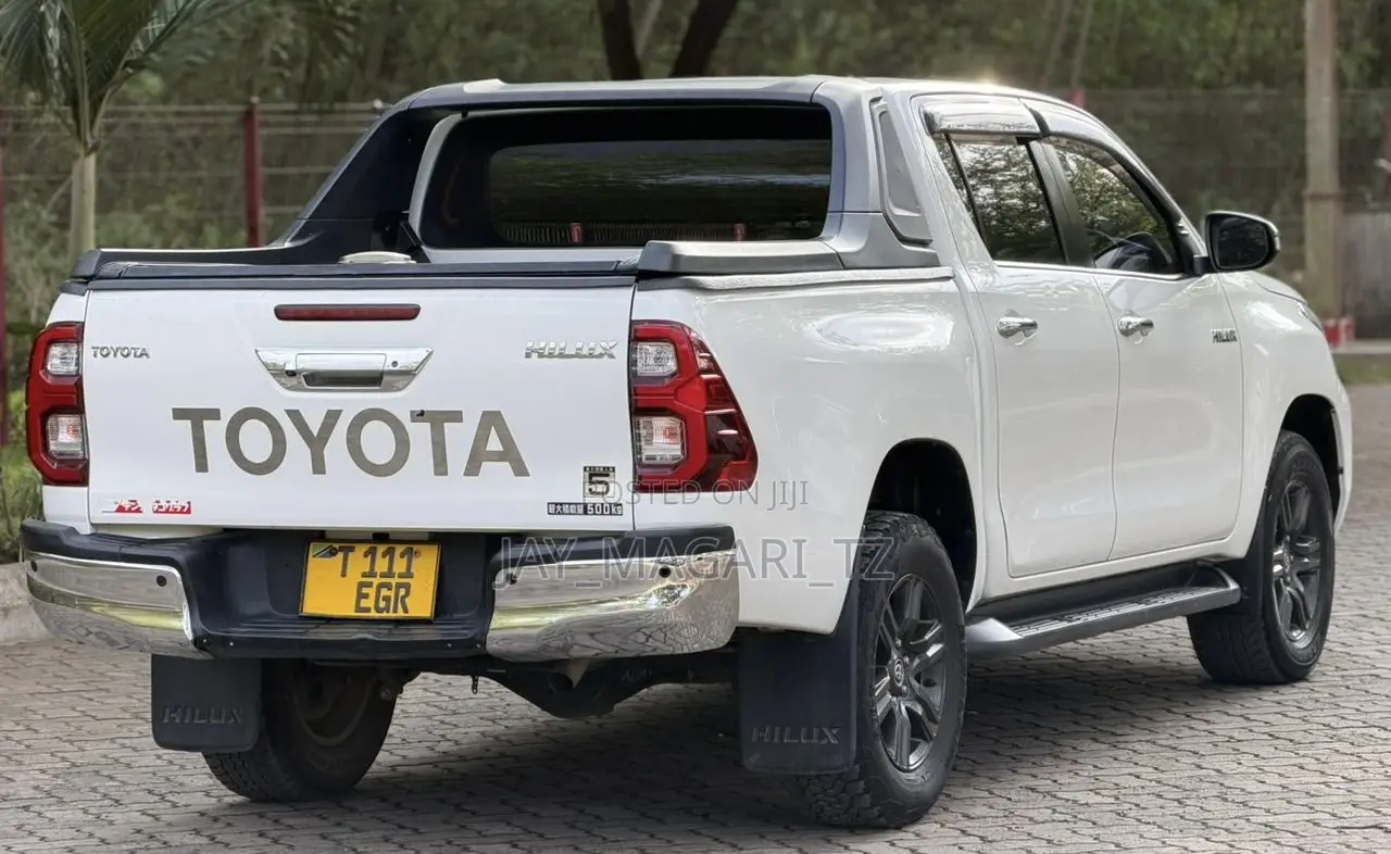 Toyota Hilux 2022 White