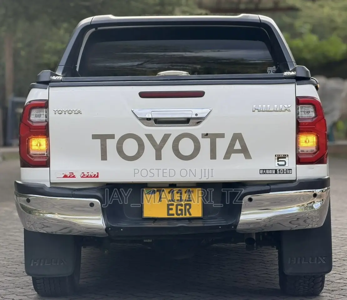 Toyota Hilux 2022 White