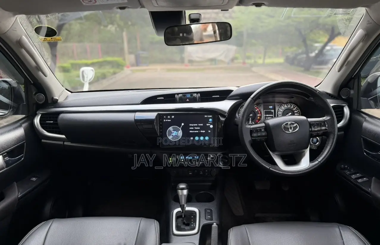 Toyota Hilux 2022 White