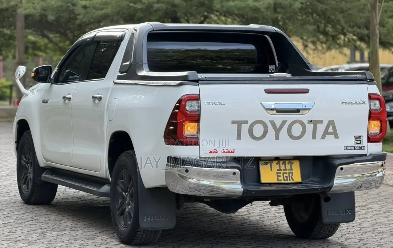 Toyota Hilux 2022 White