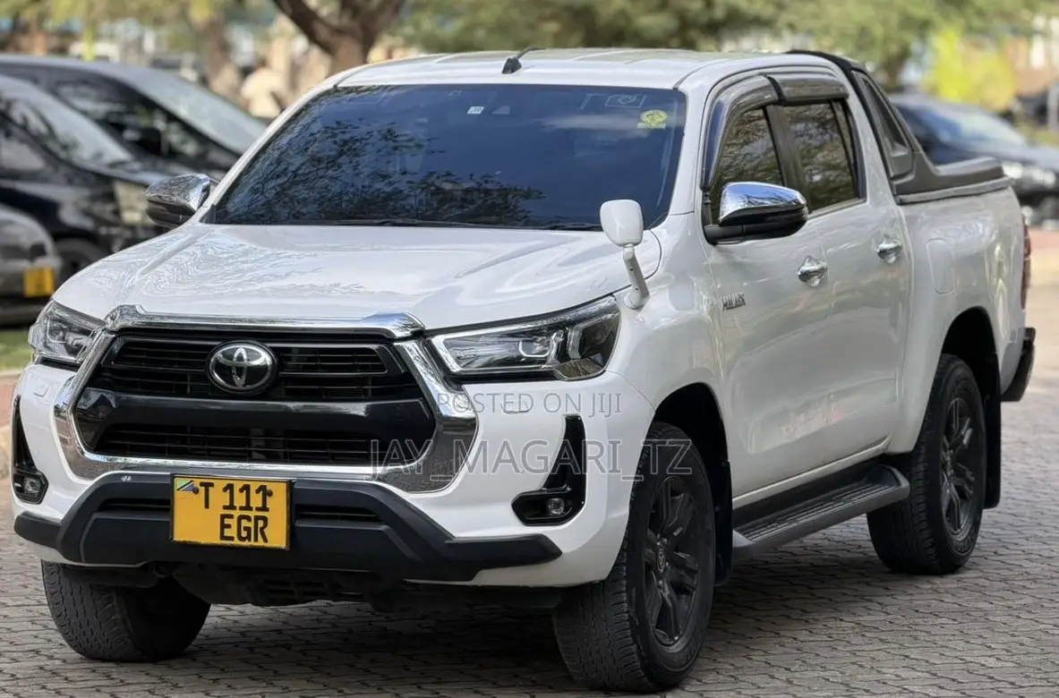 Toyota Hilux 2022 White