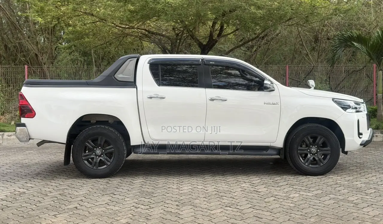Toyota Hilux 2022 White