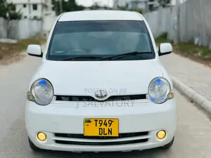 Toyota Sienta 2004 White