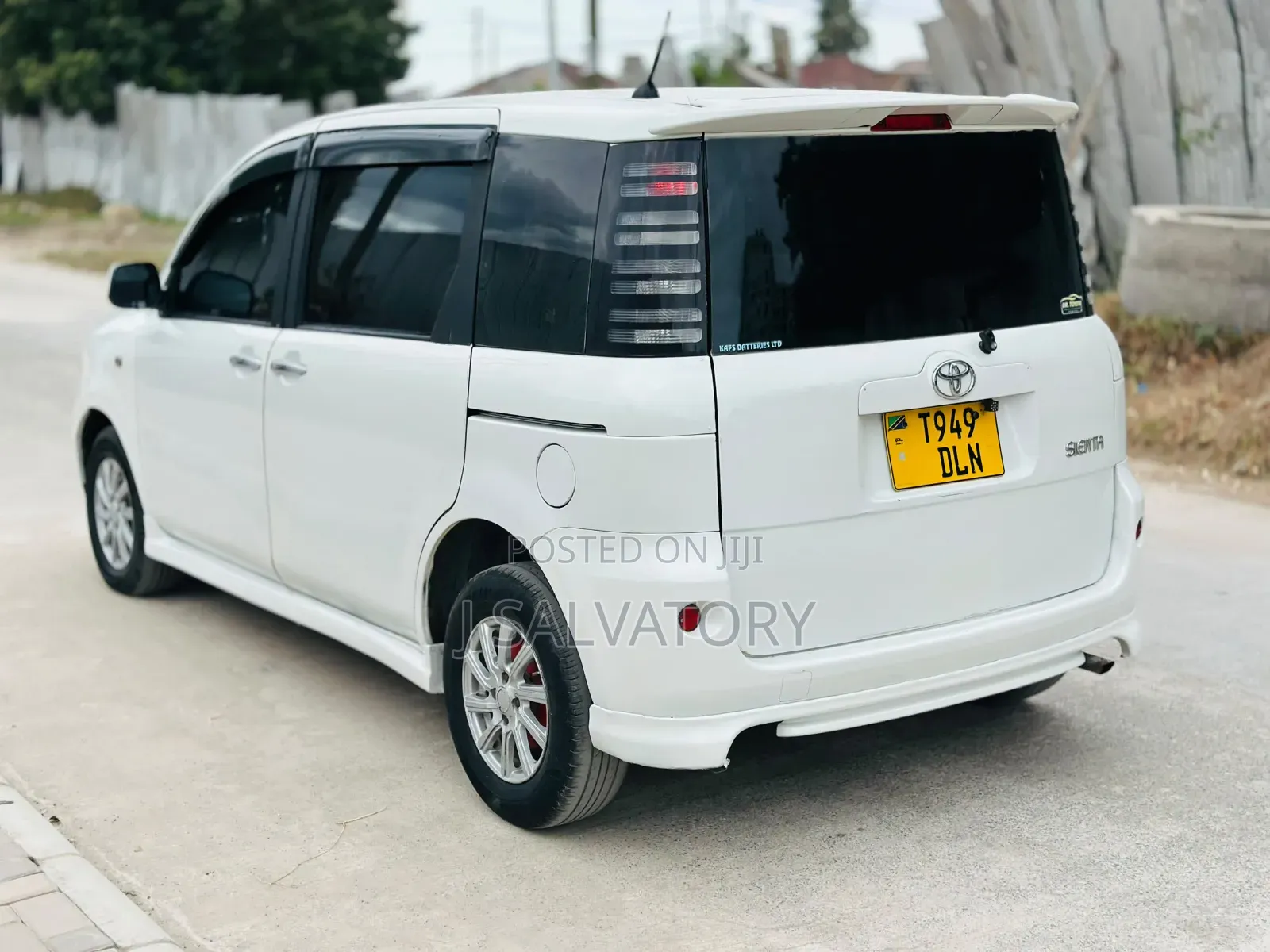 Toyota Sienta 2004 White