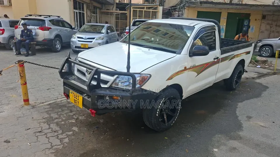 Toyota Hilux 2006 White