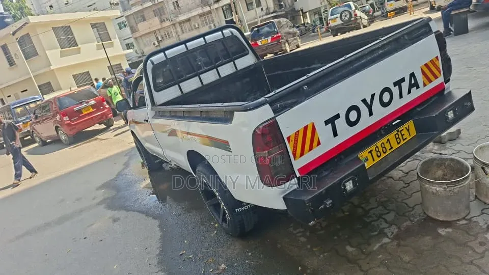 Toyota Hilux 2006 White