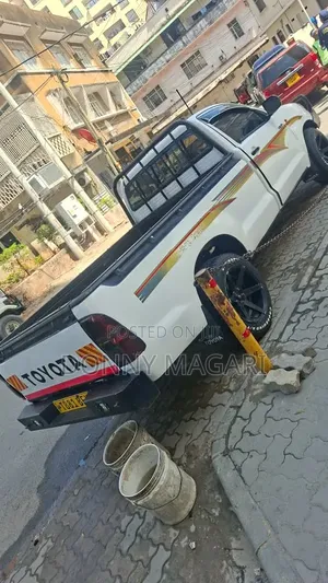 Toyota Hilux 2006 White