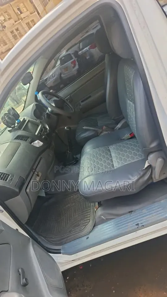 Toyota Hilux 2006 White