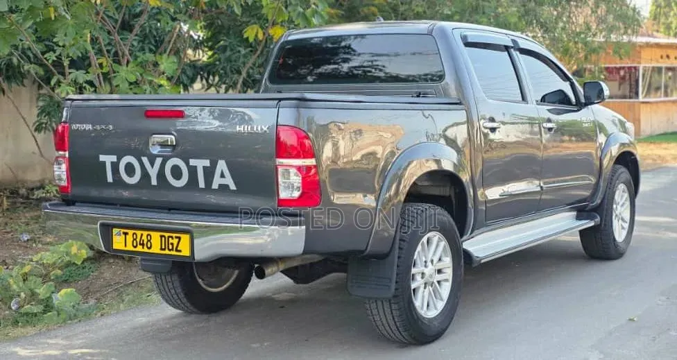 Toyota Hilux 2015 Gray