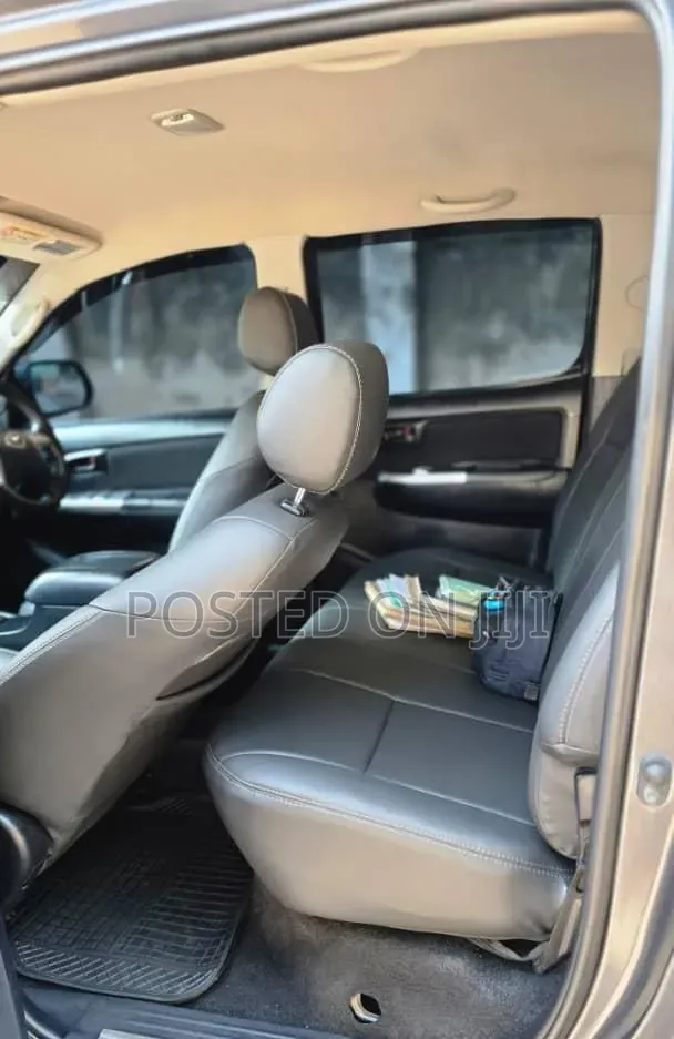 Toyota Hilux 2015 Gray