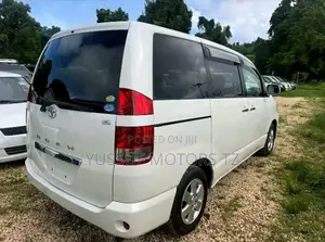 Toyota Noah 2006 White