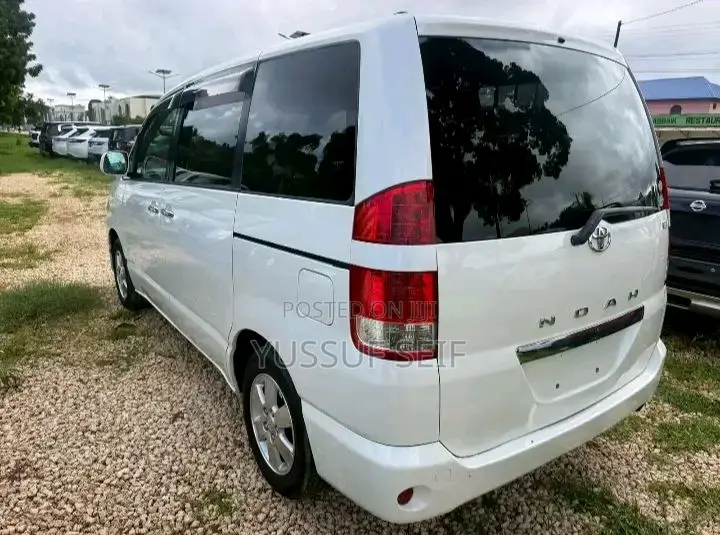 Toyota Noah 2006 White