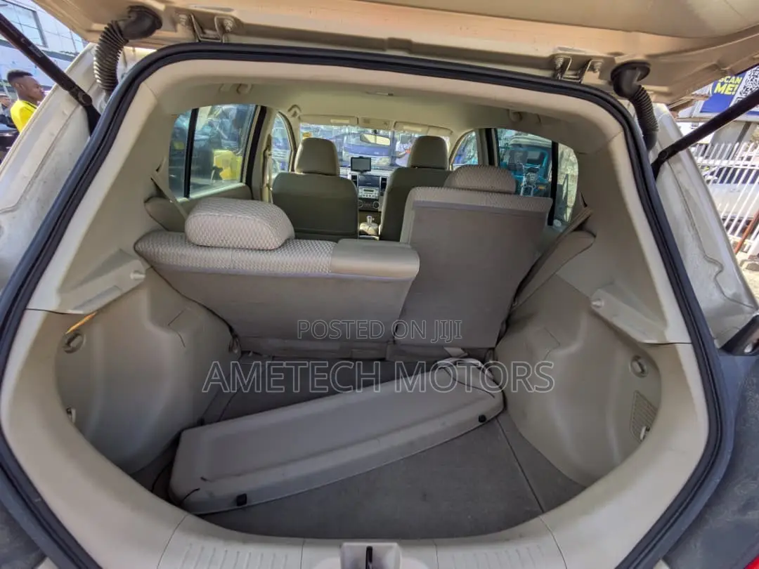 Nissan Tiida 2010 Silver