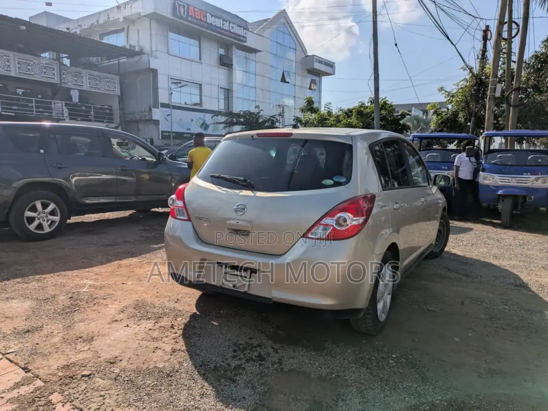 Nissan Tiida 2010 Silver
