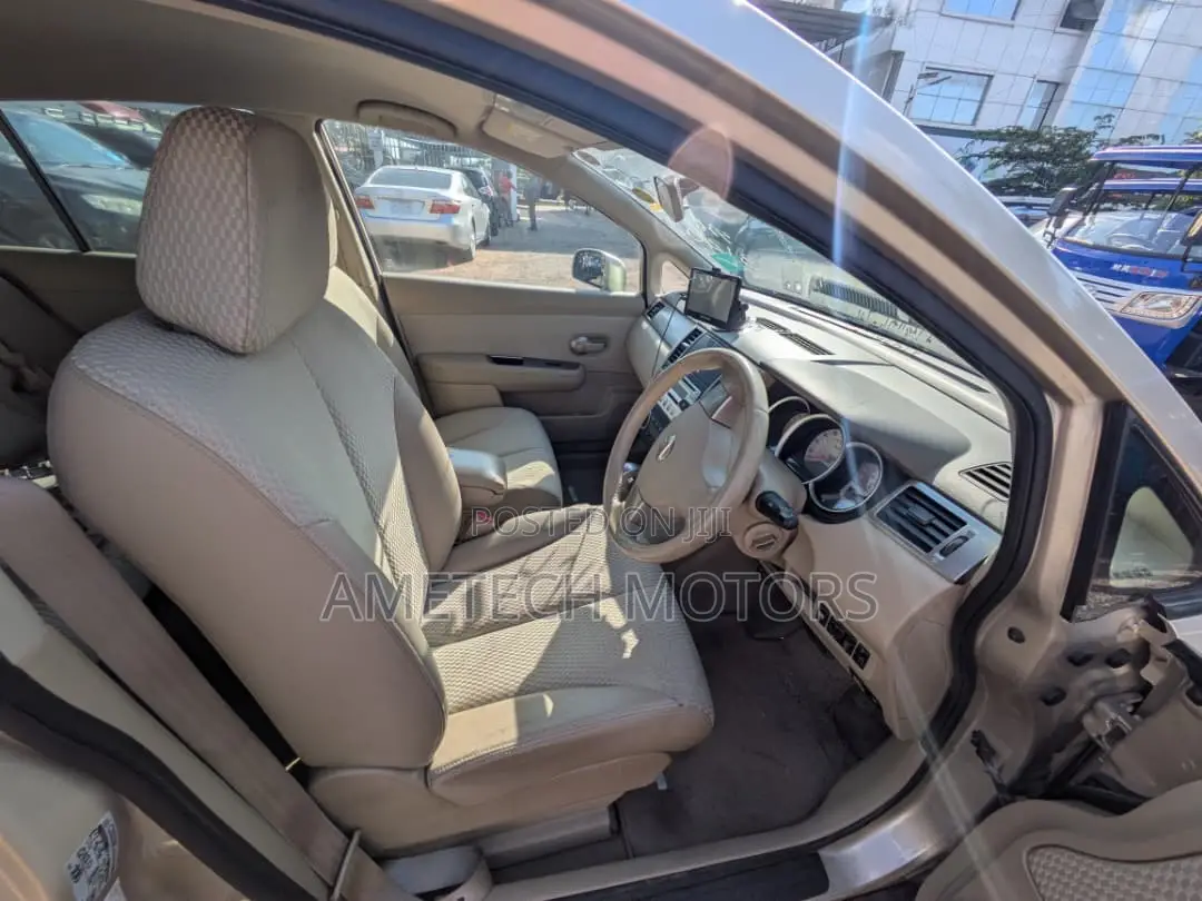 Nissan Tiida 2010 Silver
