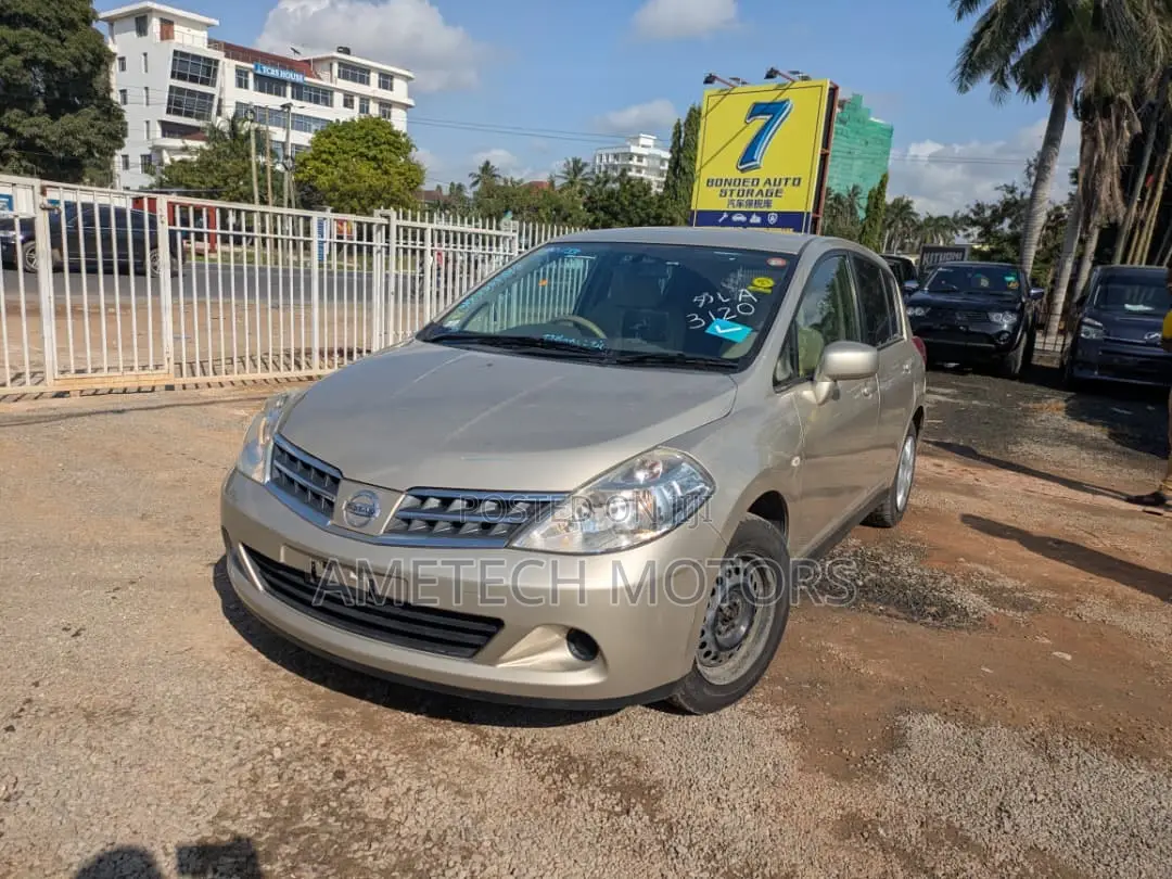 Nissan Tiida 2010 Silver
