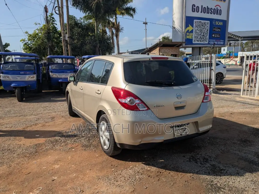 Nissan Tiida 2010 Silver