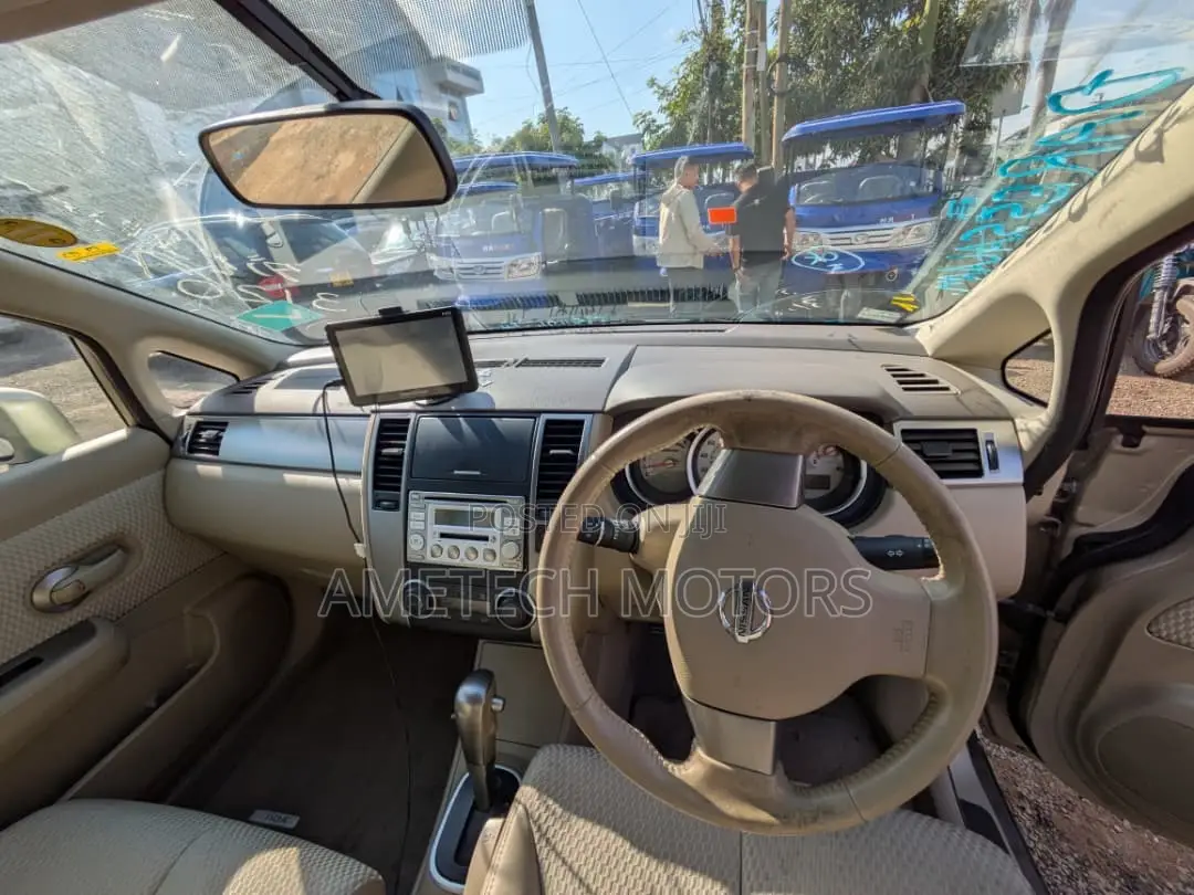 Nissan Tiida 2010 Silver